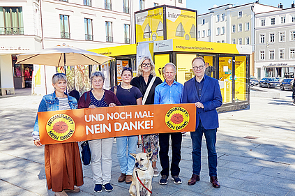  Kreisvorstandsmitglieder Katharina Steininger und Maria Schöfberger, die bayerische ÖDP-Chefin und Kreistagsfraktionsvorsitzende Agnes Becker, Stadträtin Diane Mohrhauer, Kreisrat Walter Dankesreiter und der niederbayerische ÖDP-Vorsitzende und Bezirksrat Urban Mangold